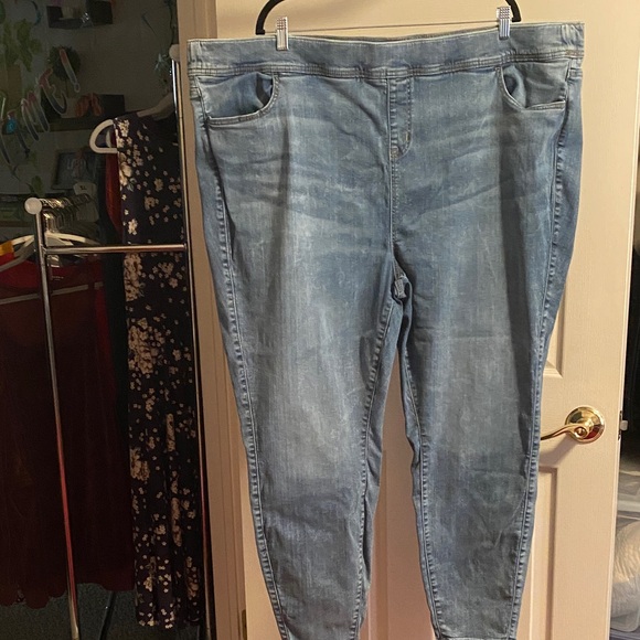 Torrid Light Blue Skinny Jeans size 5. Waist is 25 r is 14 and length is 29. - Picture 1 of 2